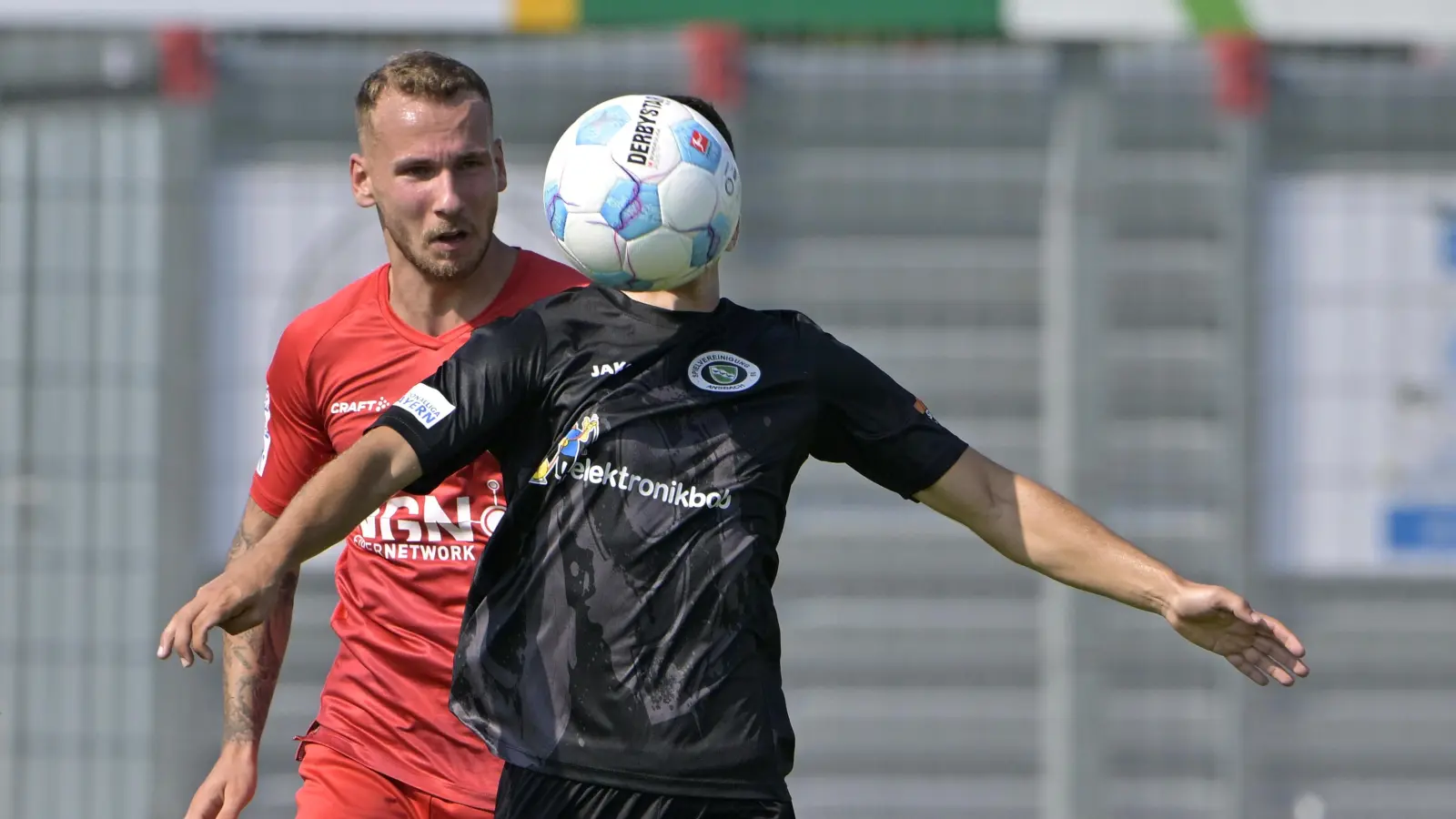 Wir beginnen mit einem Rätsel: Welcher Spieler der SpVgg Ansbach versteckt sich hier hinter dem Ball? (Foto: Martin Rügner)