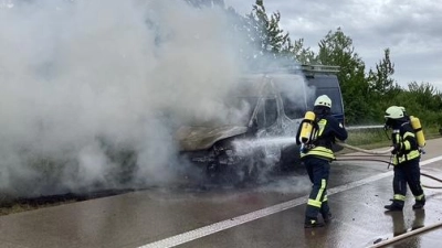 Als die Feuerwehrkräfte eintrafen, stand das Fahrzeug bereits in Vollbrand.  (Foto: Kreisfeuerwehrverband/Rainer Weiskirchen)