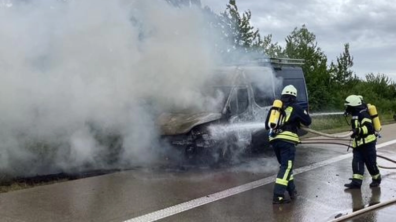 Als die Feuerwehrkräfte eintrafen, stand das Fahrzeug bereits in Vollbrand.  (Foto: Kreisfeuerwehrverband/Rainer Weiskirchen)