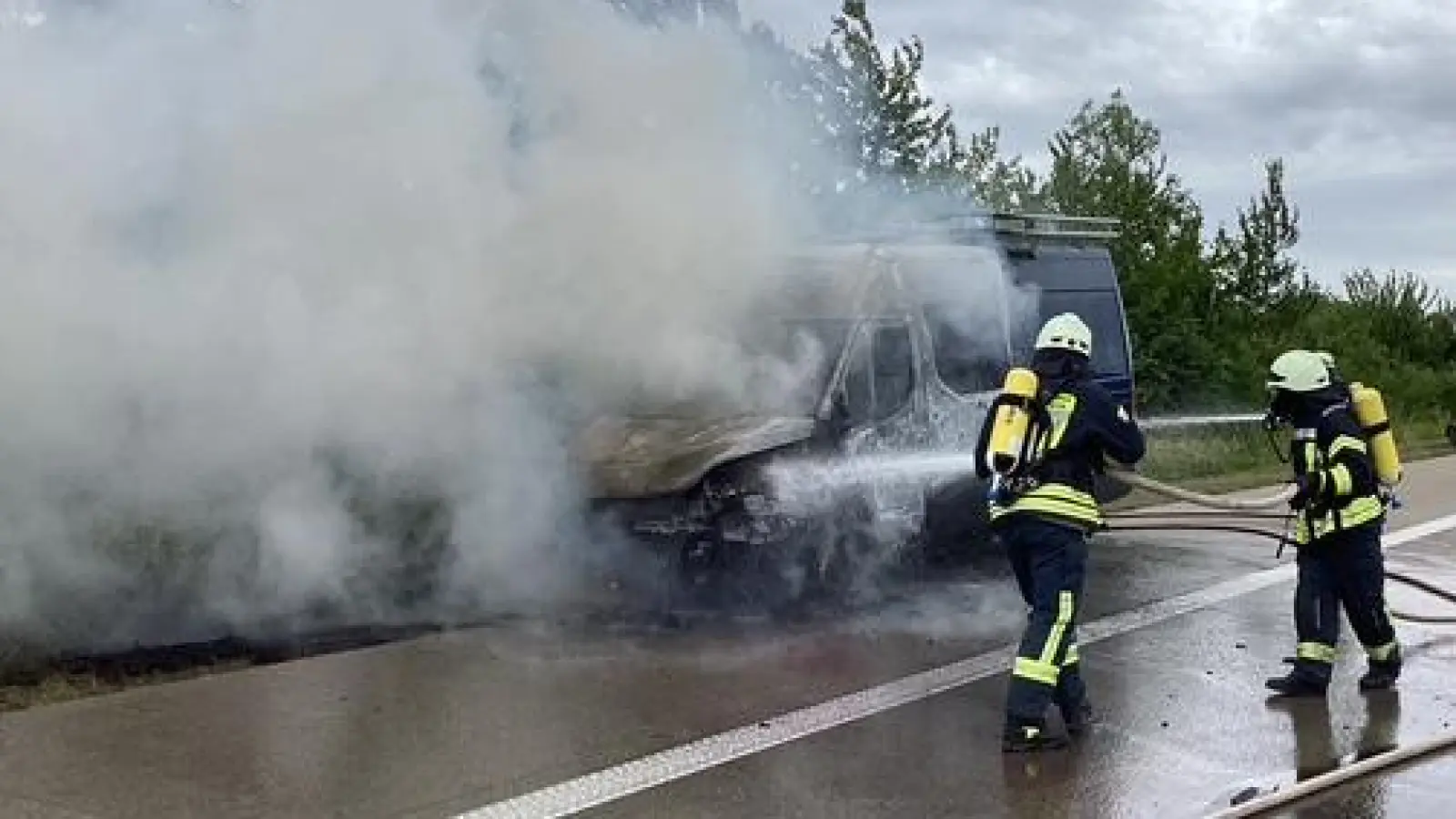 Als die Feuerwehrkräfte eintrafen, stand das Fahrzeug bereits in Vollbrand.  (Foto: Kreisfeuerwehrverband/Rainer Weiskirchen)