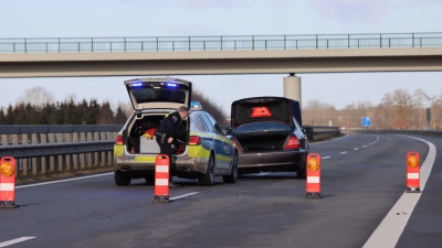 Polizisten stoppen den flüchtigen Autofahrer auf der Autobahn 31.  (Foto: Matthias Brüning/dpa)