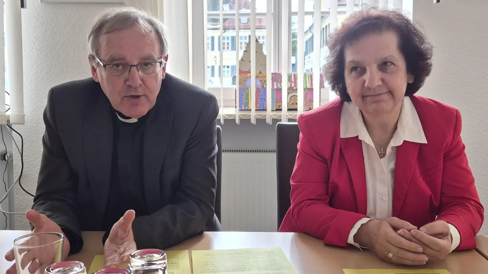 Erläuterten Hintergründe zu der bevorstehenden Umstrukturierung, die eine Zäsur für Schillingsfürst bedeutet: Domkapitular Dr. Norbert Jung und Gesamtkirchenpflegerin Maria Luise Müller. (Foto: Margit Schwandt)