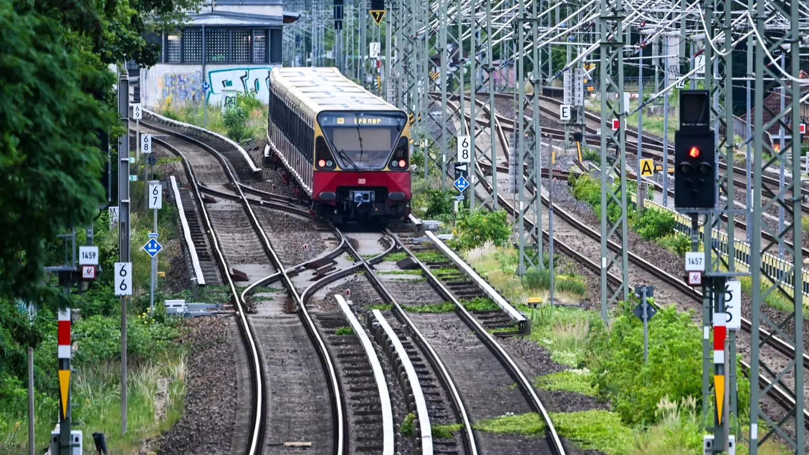 Erst am Montagabend fuhren wieder erste S-Bahnen.  (Foto: Jens Kalaene/dpa)