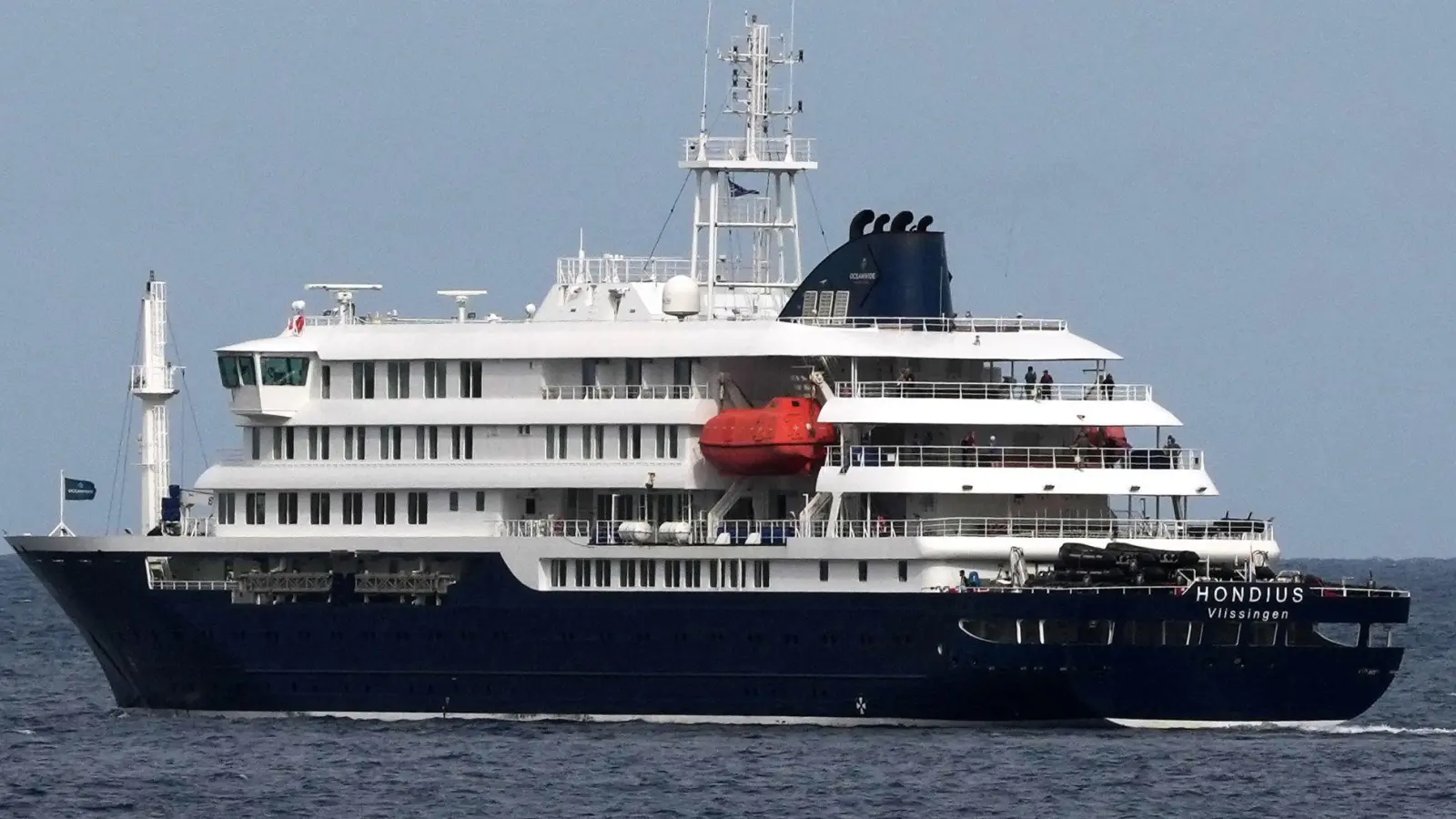 Das Kreuzfahrtschiff „Hondius“ verließ den Hafen von Praia und fährt nun Richtung Teneriffa. (Foto: Misper Apawu/AP/dpa)