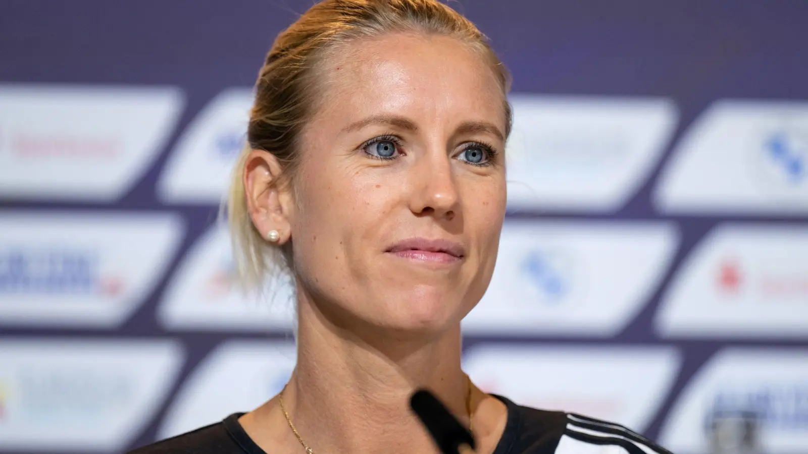 Karla Borger, Beachvolleyballerin, nimmt im Medienzentrum an der Abschusspressekonferenz der European Championships teil. (Foto: Sven Hoppe/dpa)