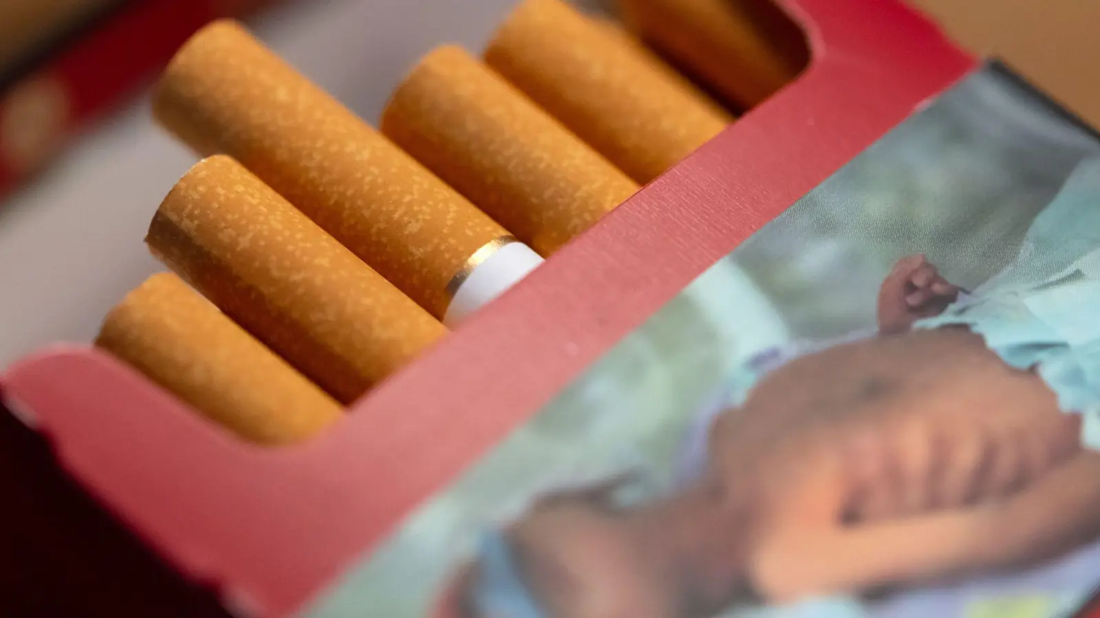 Eine geöffnete Zigarettenpackung (Illustration) (Foto: Sven Hoppe/dpa)