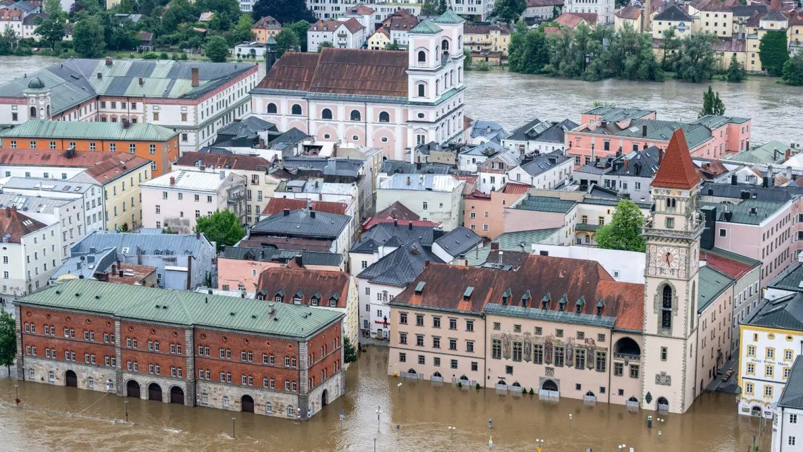 Teile der Altstadt sind vom Hochwasser der Donau überflutet. In Bayern herrscht nach heftigen Regenfällen vielerorts weiter Land unter. (Foto: Armin Weigel/dpa)