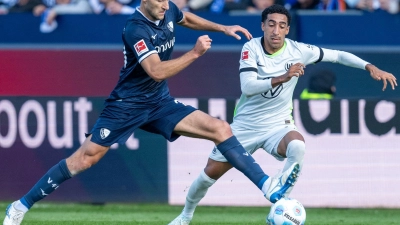 Torschütze Tiago Tomas (rechts) gewinnt mit dem VfL Wolfsburg beim FvL Bochum. (Foto: David Inderlied/dpa)