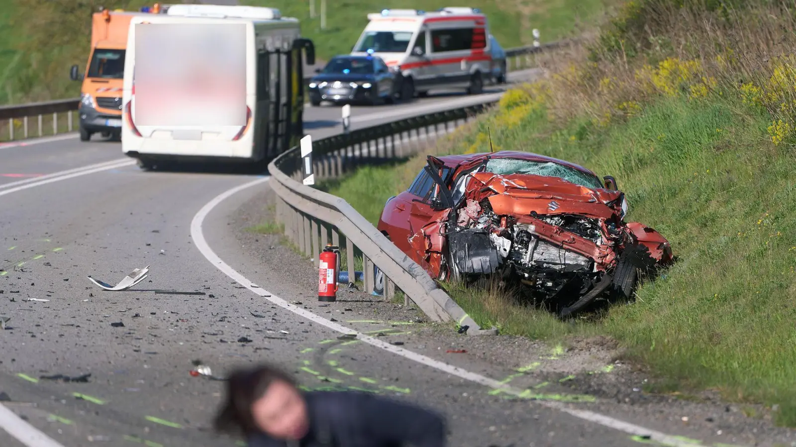 Bei dem Unfall starb eine Frau, weitere Menschen wurden leicht verletzt. (Foto: Thomas Frey/dpa)