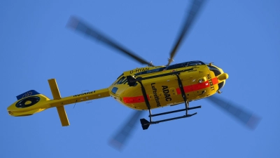 Ein Rettungshubschrauber musste am Sonntag bei Ketschenweiler landen, weil sich ein 18-Jähriger bei einem Unfall schwer verletzte. (Symbolbild: Robert Michael/dpa)