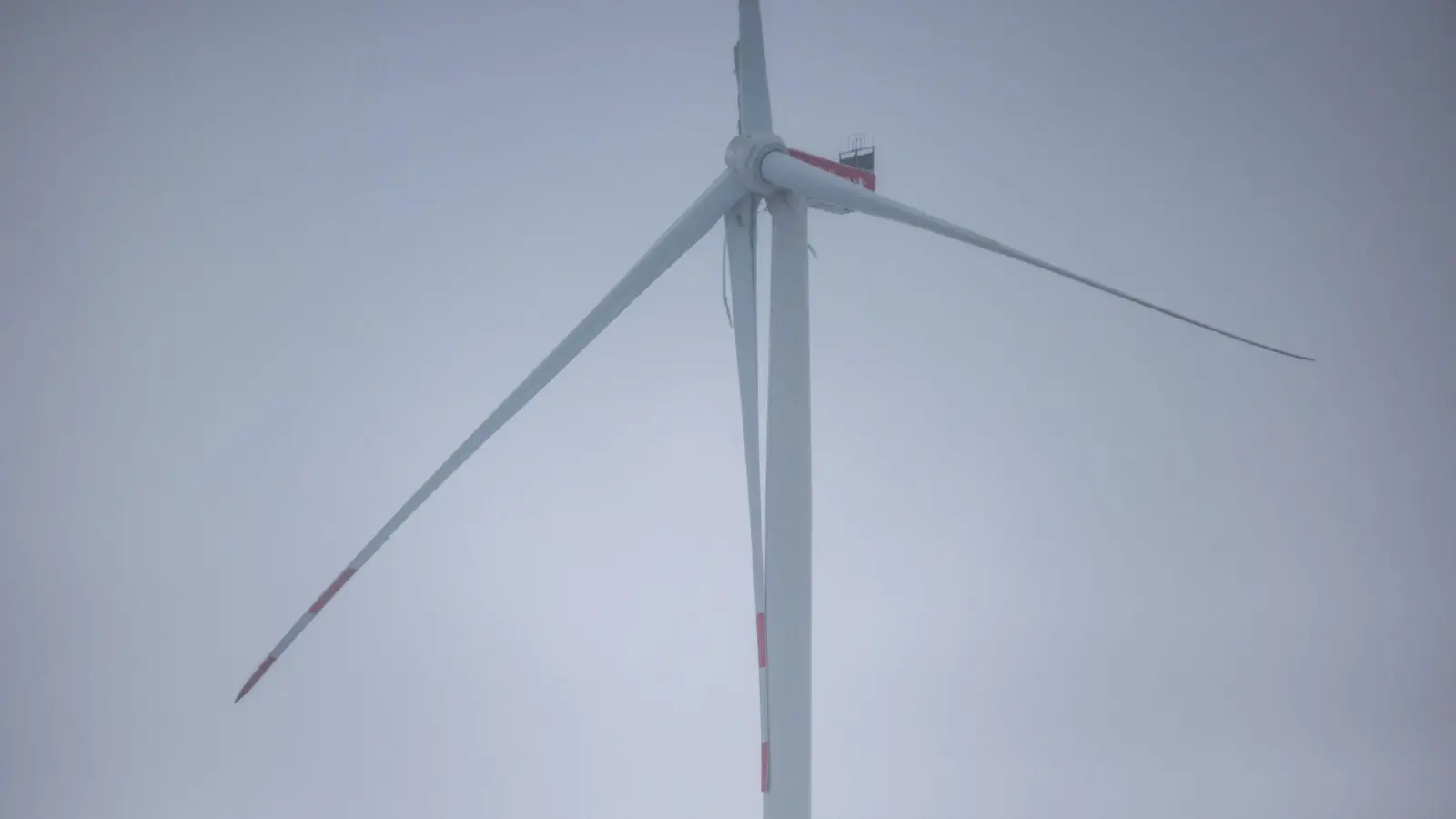 Der Flügel eines Windrads ist abgeknickt, weshalb eine angrenzende Autobahn gesperrt werden musste.  (Foto: Thomas Banneyer/dpa)