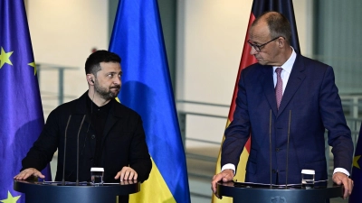Überraschungsgast in Berlin: Der ukrainische Präsident Wolodymyr Selenskyj nimmt im Kanzleramt persönlich an der Videoschalte von Kanzler Friedrich Merz und anderen Europäern mit US-Präsident Donald Trump teil. (Archivbild) (Foto: Fabian Sommer/dpa)
