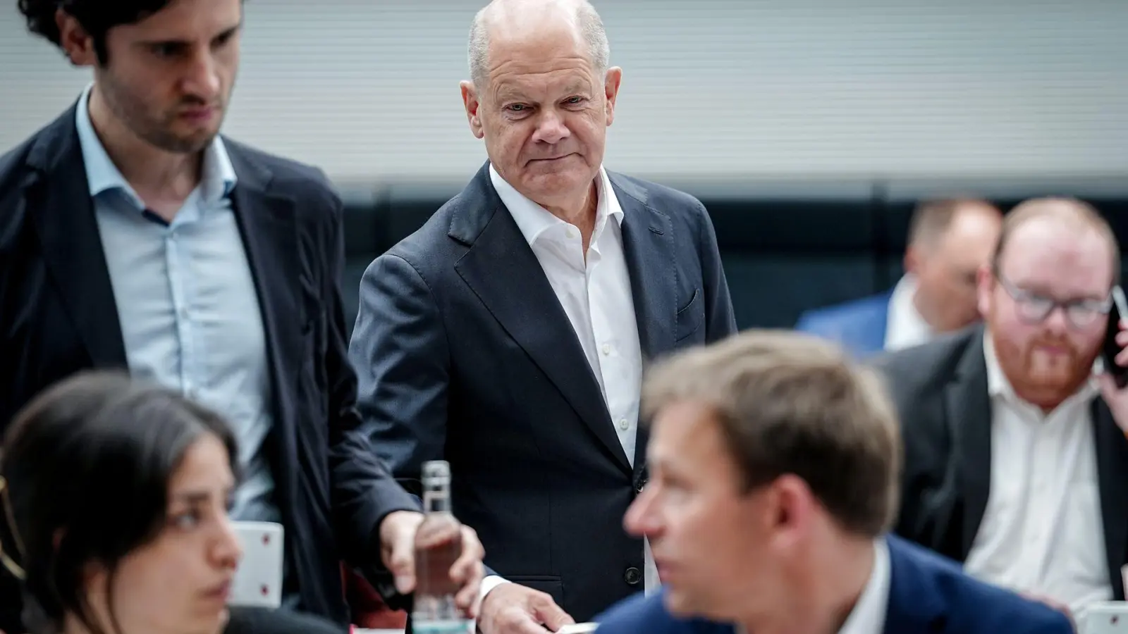 In der SPD-Fraktion meldete sich der ehemalige Bundeskanzler Olaf Scholz zum Jahrestag der Koalition zu Wort.  (Foto: Kay Nietfeld/dpa)