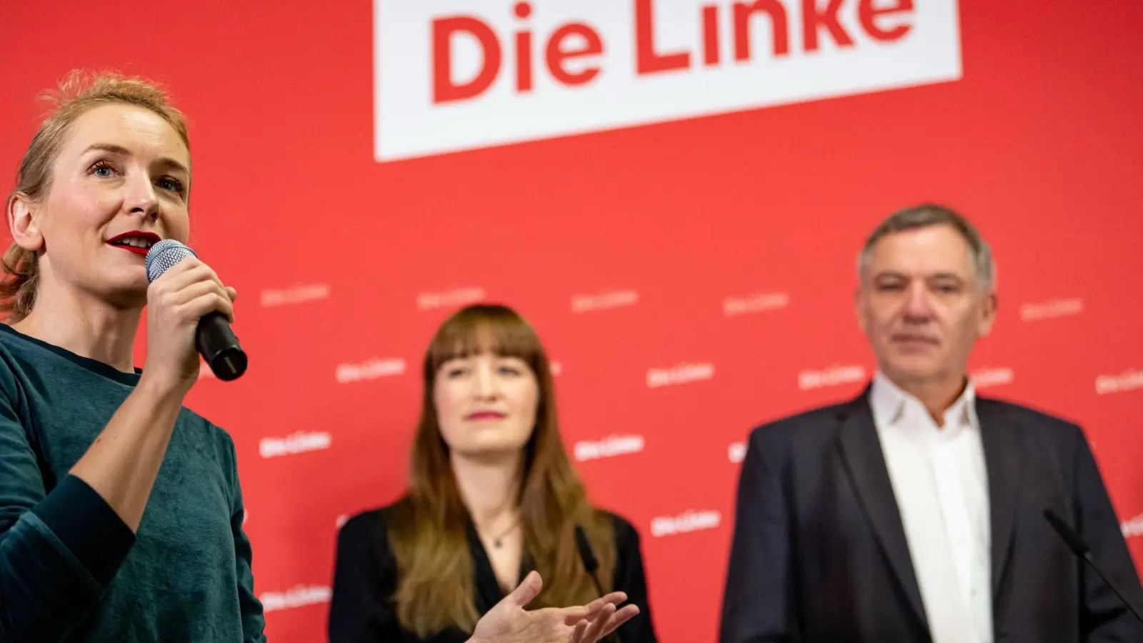 Heidi Reichinek (Mitte) und Jan van Aken treten für die Linke bei der Bundestagswahl an. Das gab die Parteivorsitzende Ines Schwerdtner (l.) bekannt. (Foto: Fabian Sommer/dpa)