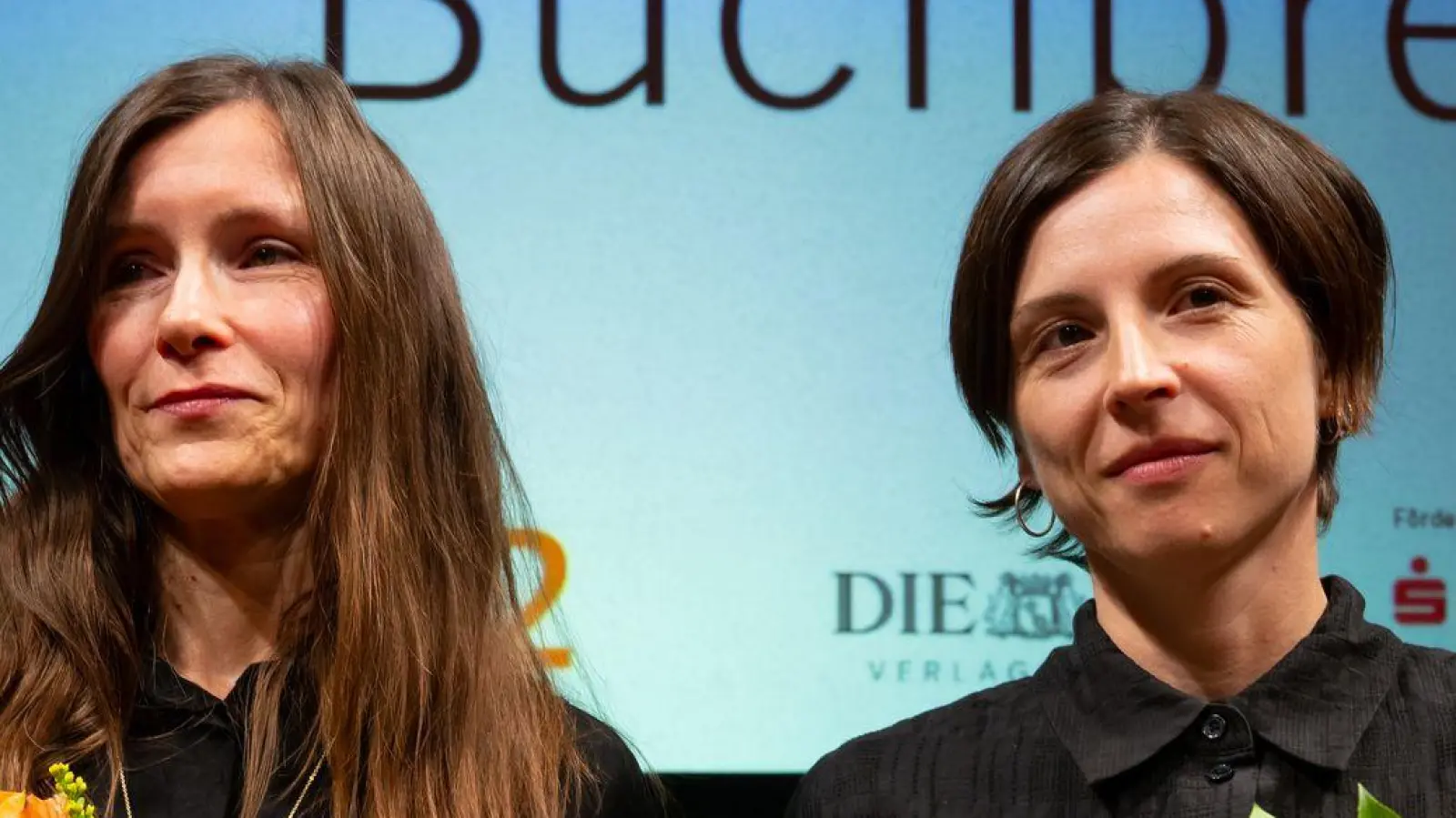 Heike Geißler (l) und Dorothee Elmiger sind Gewinnerinnen des Bayerischen Buchpreises 2025. (Foto: Sven Hoppe/dpa)