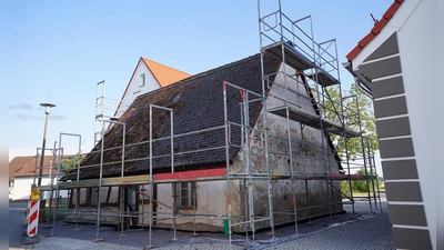 Der Marktgemeinderat Wilhermsdorf hat den Umbau des historischen Hirtenhauses mitten im Ortsteil Dippoldsberg zu einem Wohnhaus genehmigt. <br>Das Gebäude steht unter Denkmalschutz. (Foto: Heinz Wraneschitz bildtext.de)