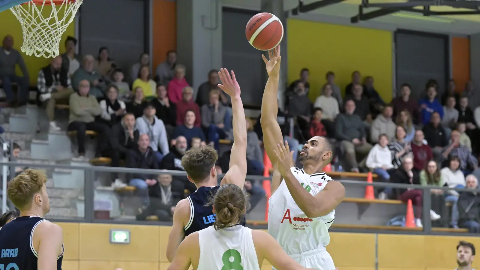 Auf Paul Nzeocha (rechts im Spiel gegen den Tabellenzweiten Haching) wird unter den Körben viel Arbeit zukommen. (Foto: Martin Rügner)