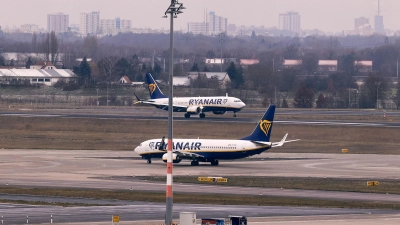 Billigflieger Ryanair: Hohe Kosten erwartet nach Milliardengewinn. (Archivbild) (Foto: Jörg Carstensen/dpa)