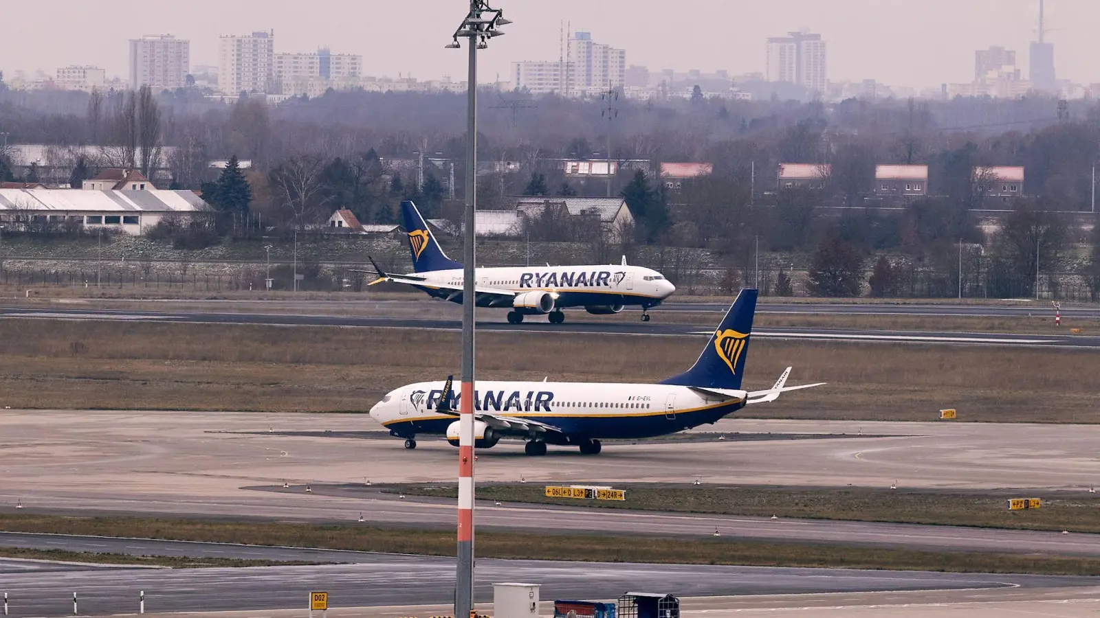 Billigflieger Ryanair: Hohe Kosten erwartet nach Milliardengewinn. (Archivbild) (Foto: Jörg Carstensen/dpa)