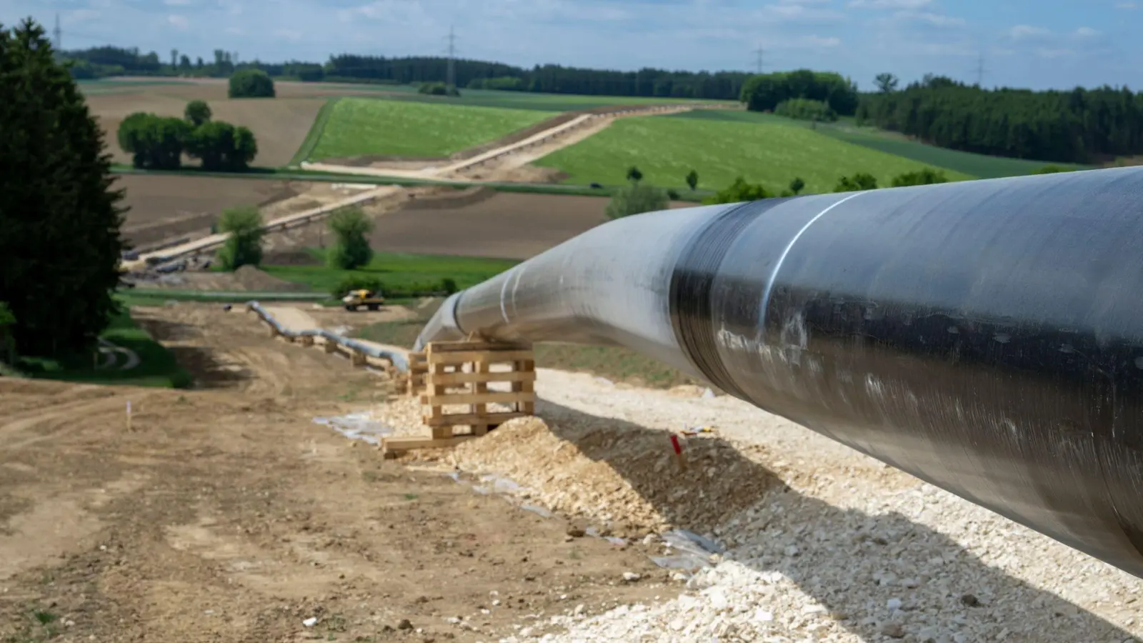 Die fast 41 Kilometer lange Gasfernleitung „Augusta“ von Wertingen nach Kötz soll die Erdgasversorgung in Bayern und Baden-Württemberg verbessern. (Foto: Stefan Puchner/dpa)