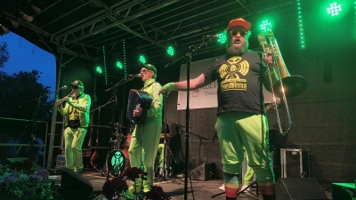 Die „Marsmännla” aus Bamberg sorgten mit ihrer eigenwilligen Mischung aus Rock, Pop und Kerwa-Musik für Stimmung im Kulturgärtla und ließen das Wetter vergessen. (Foto: Robert Maurer)