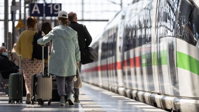 Die Deutsche Bahn rechnet über Ostern mit hoher Nachfrage, insbesondere im Fernverkehr. (Archivbild) (Foto: Hannes Albert/dpa)