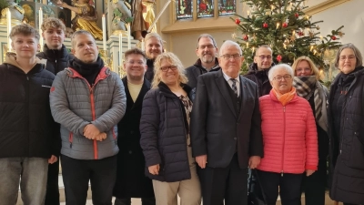 Nach genau 50 Jahren verabschiedete sich Friedrich Riffelmacher (Dritter von rechts) aus dem Lektorenamt der evangelischen Kirchengemeinde St. Kilian in Markt Erlbach.  (Foto: Lee Pheng Hadlich)