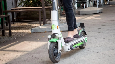 Urbane Mobilität? Zur Realität gehört, dass sich so einige auf dem E-Scooter nicht ans Gesetz halten, etwa auf Gehwegen fahren. (Foto: Zacharie Scheurer/dpa-tmn)
