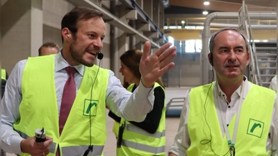 Geschäftsführer Dr. Stephan Lang (links) erklärte Wirtschaftsminister Hubert Aiwanger (rechts), wie im Sägewerk in Wilburgstetten Bäume zu Brettern verarbeitet werden. (Foto: Thomas Schaller)