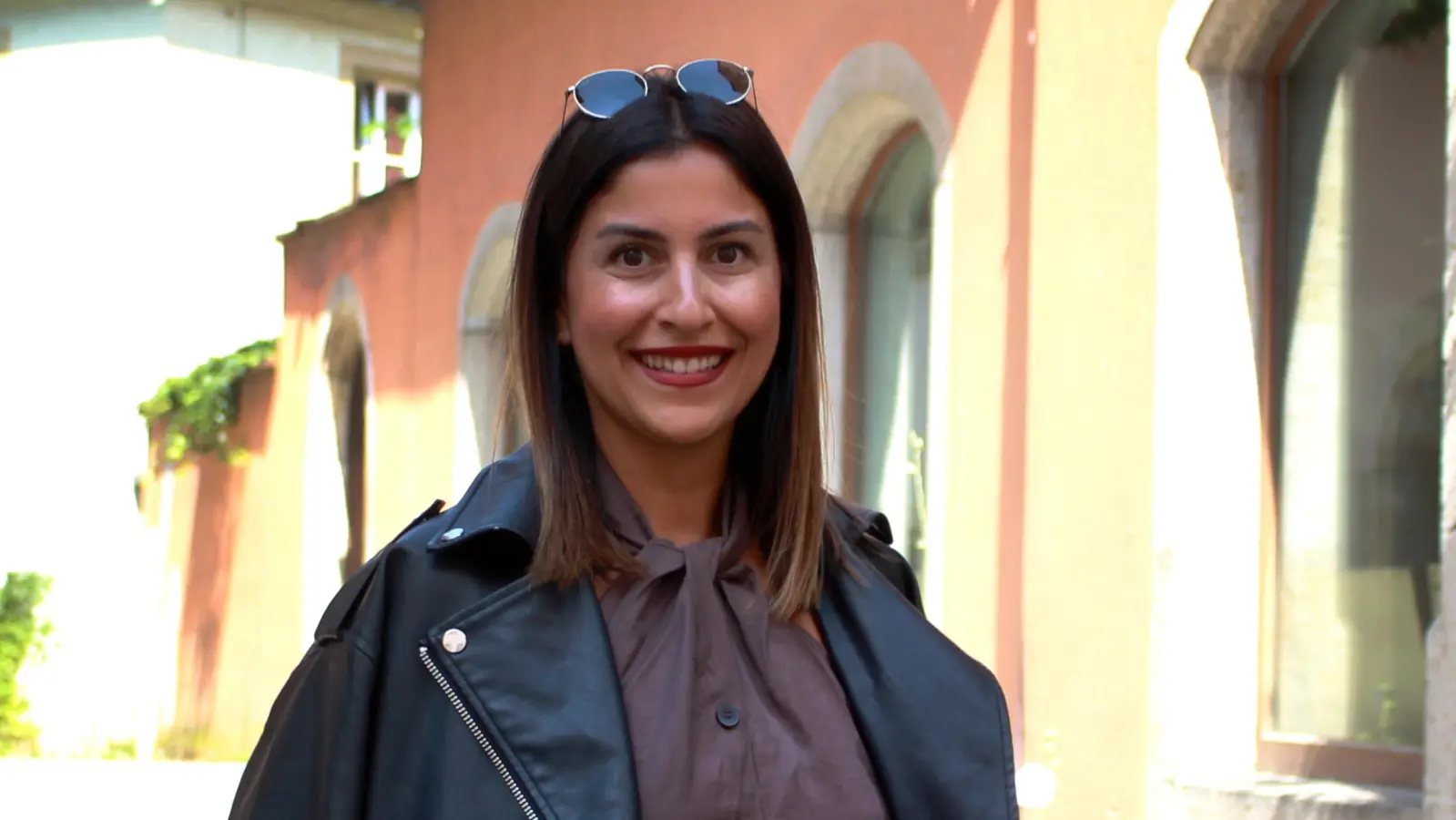Çiğdem Özdil frisiert während der ersten Münchner Fashionweek die dortigen Models. Sie ist im Team mit zehn Stylistinnen und Stylisten, die auf der Fashionweek arbeiten. (Foto: Irmeli Pohl)