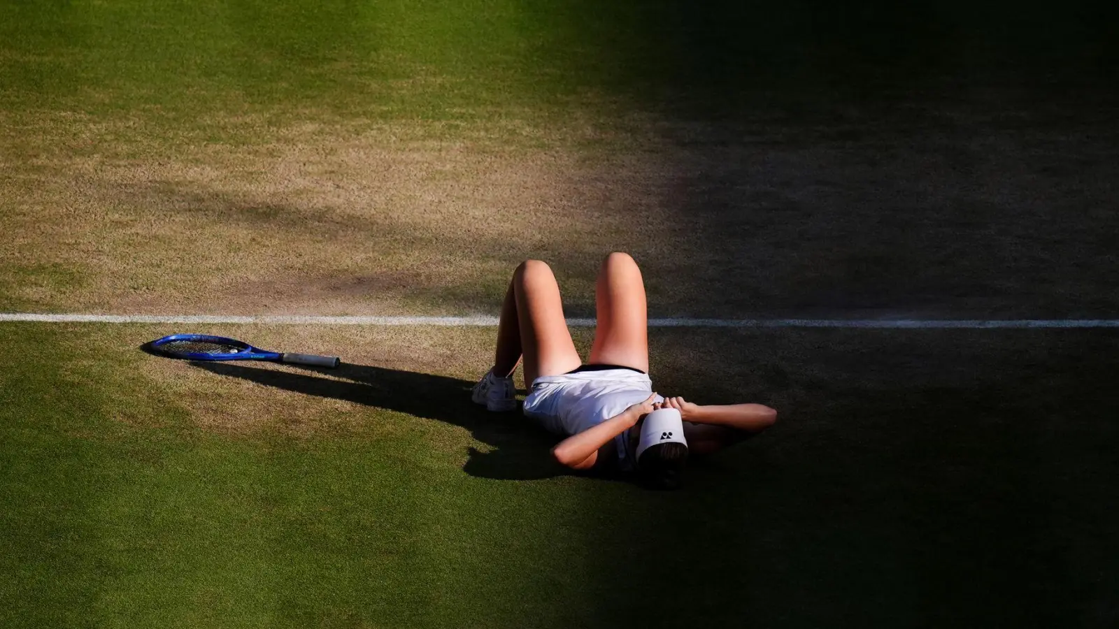 Linda Noskova feiert den größten Erfolg ihrer Tennis-Karriere. (Foto: John Walton/PA Wire/dpa)