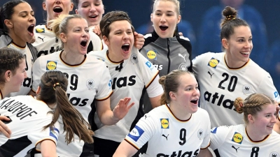 Handball, Frauen: WM, Montenegro - Deutschland, Hauptrunde, Gruppe 2, 2. Spieltag, Deutschlands Team feiert den 18:36-Sieg über Montenegro. (zu dpa: «Medaillen-Traum wird realer: «Wenn nicht jetzt, wann dann?»») (Foto: Federico Gambarini)
