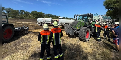 Mit Grubbern und Fässern eilten die Landwirte den Feuerwehren zur Hilfe. (Foto: Kreisfeuerwehrverband Nea)