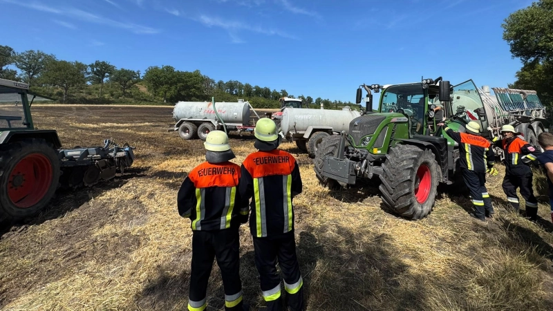 Mit Grubbern und Fässern eilten die Landwirte den Feuerwehren zur Hilfe. (Foto: Kreisfeuerwehrverband Nea)