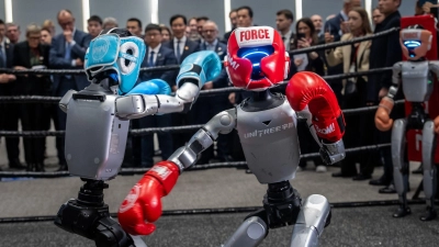 Roboter der Firma Unitree während einer Präsentation beim China-Besuch von Bundeskanzler Friedrich Merz (CDU). (Archivbild) (Foto: Michael Kappeler/dpa)