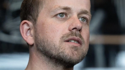 Tesla-Werksleiter André Thierig kritisiert die IG Metall, die Vorwürfe zurückweist. (Archivbild) (Foto: Sebastian Gollnow/dpa)