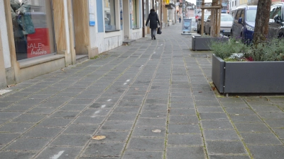 Schön ist anders, aber ist dieses Pflaster in der Wilhelmstraße tatsächlich so marode, dass es komplett ausgetauscht werden muss? Im Stadtrat war man darüber geteilter Auffassung, doch letztlich setzten sich die Sanierungswilligen deutlich durch.  (Foto: Patrick Lauer )