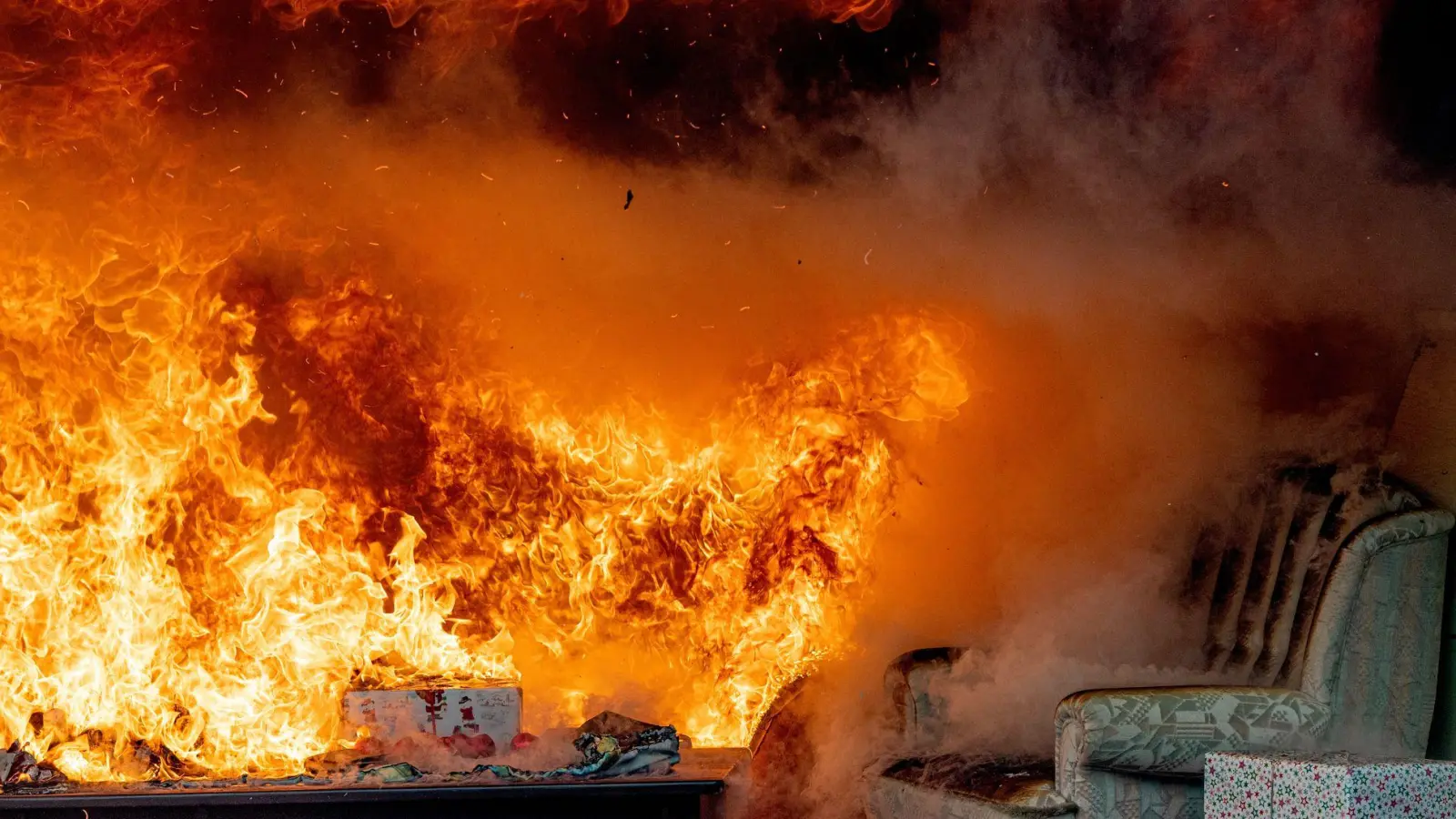 Brände in der Wohnung erfordern besonnenes Handeln: Selbstschutz hat immer höchste Priorität. (Foto: Zacharie Scheurer/dpa-tmn)