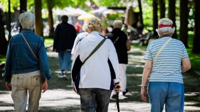 Seniorinnen und Senioren erhalten höhere Bezüge. (Symbolbild) (Foto: Christoph Soeder/dpa)
