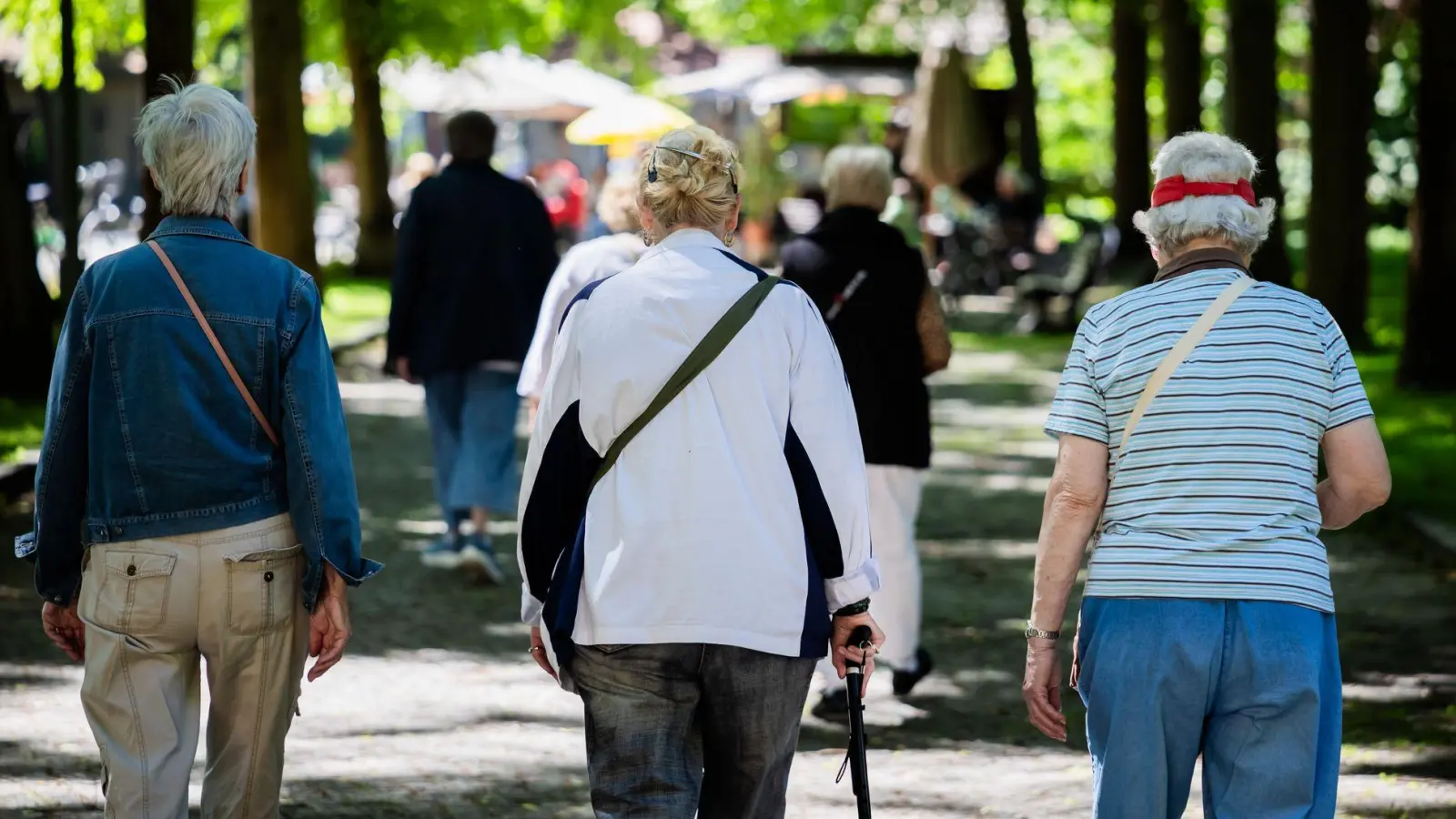 Seniorinnen und Senioren erhalten höhere Bezüge. (Symbolbild) (Foto: Christoph Soeder/dpa)