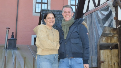 Susanne und Jörg Feigl auf einer zusätzlichen kleinen Terrasse, die man nur über das Dachgeschoss des Hauses erreicht. Im Hintergrund: Die Rückwand des Neustädter Rathauses.  (Foto: Patrick Lauer)