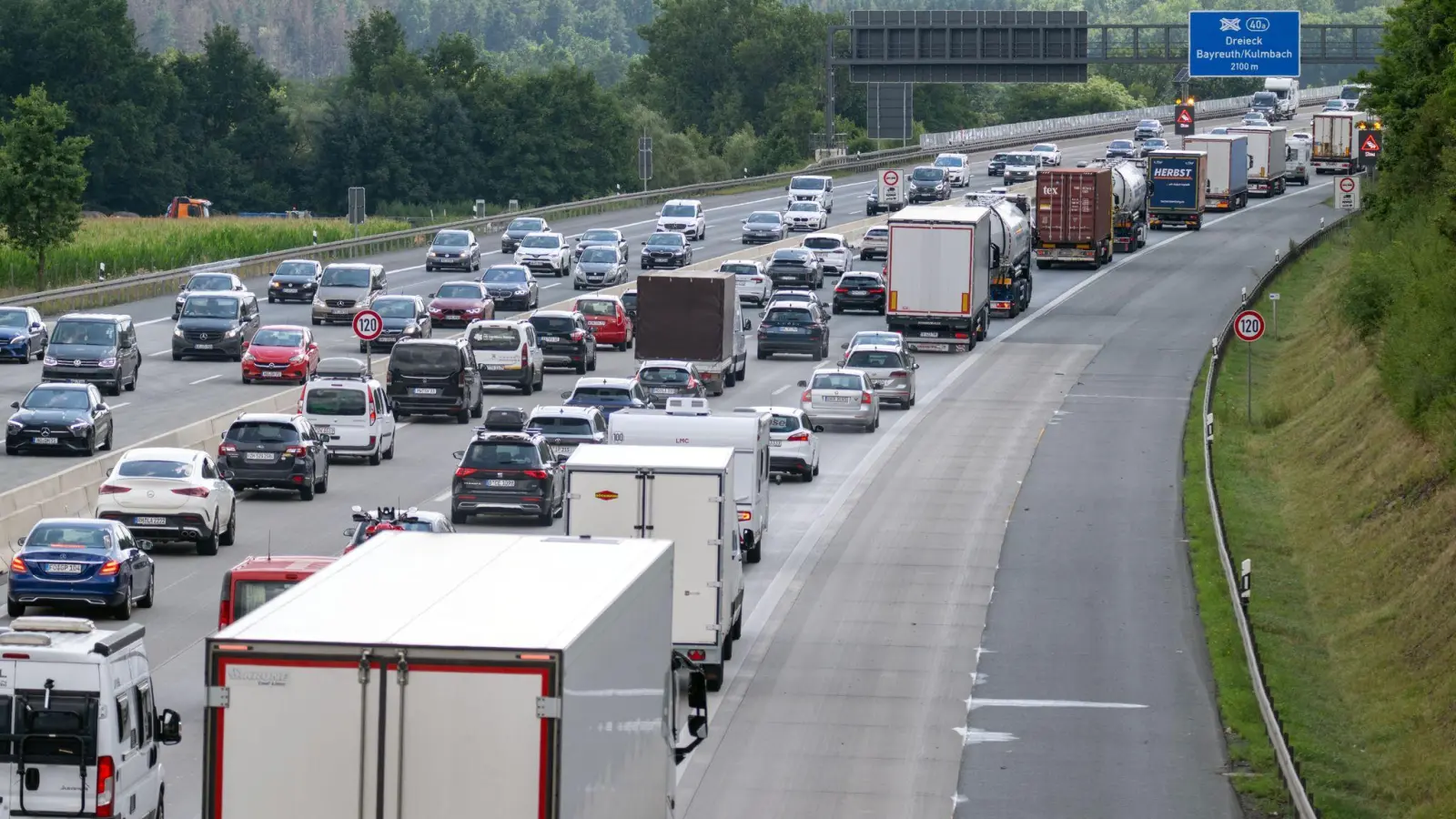 Auch am kommenden Wochenende wird es auf den bayerischen Straßen wieder eng. (Archivbild) (Foto: Pia Bayer/dpa)
