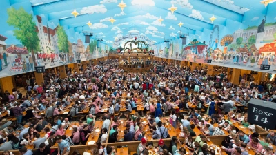 Wiesntische sind begehrt - und werden immer wieder zu überhöhten Preisen auf dem Graumarkt angeboten. (Archivbild)  (Foto: Matthias Balk/dpa)