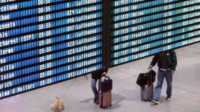 Eine Frau wurde am Münchner Flughafen vom Weiterflug ausgeschlossen. (Symbolbild) (Foto: Karl-Josef Hildenbrand/dpa)