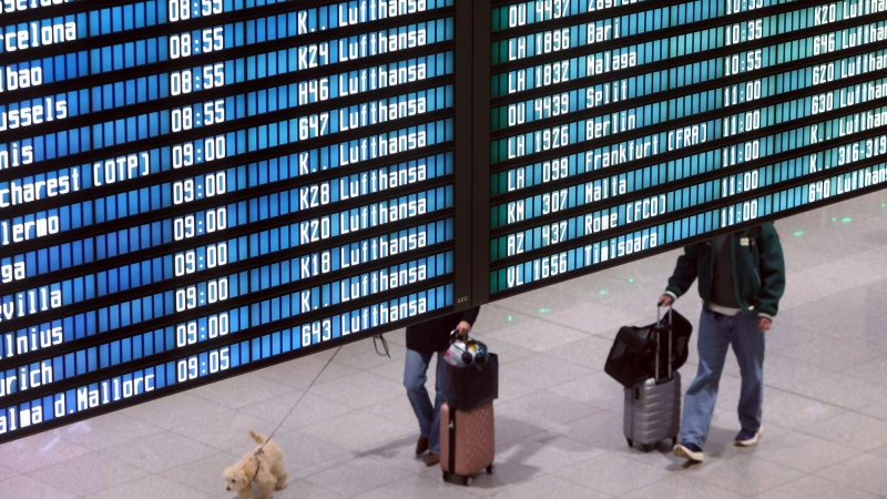 Eine Frau wurde am Münchner Flughafen vom Weiterflug ausgeschlossen. (Symbolbild) (Foto: Karl-Josef Hildenbrand/dpa)