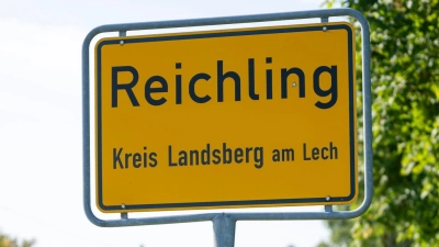 Das Rathaus der Gemeinde Reichling im Landkreis Landsberg ist teilweise durchsucht worden. (Archivbild) (Foto: Peter Kneffel/dpa)