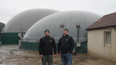 Werner Rück (rechts) und sein Sohn Florian werden die Energie für das Merkendorfer Nahwärmenetz liefern, wenn es realisiert werden sollte. Die Rücks zählen zu den Biogas-Pionieren in Westmittelfranken und haben drei Jahrzehnte Erfahrung. (Foto: Robert Maurer)