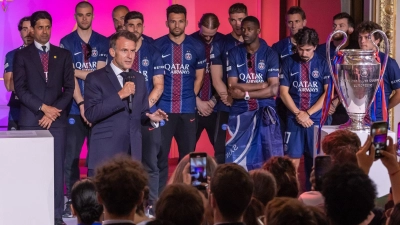 Emmanuel Macron empfängt das Team von PSG.  (Foto: Christophe Petit Tesson/Pool EPA/AP/dpa)
