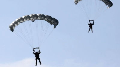 Schockierende Augenblicke erlebte eine Gruppe von Fallschirmspringern in Australien, doch am Ende ging alles glimpflich aus. (Symbolbild) (Foto: Bernd Wüstneck/dpa-Zentralbild/dpa)