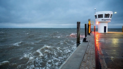 Der erste Herbststurm des Jahres zieht über die Nordsee. (Foto: Daniel Bockwoldt/dpa/Daniel Bockwoldt)